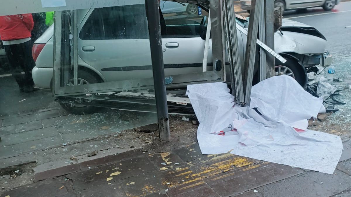Ankara’da otomobil otobüs durağına çarptı: 3 yaralı