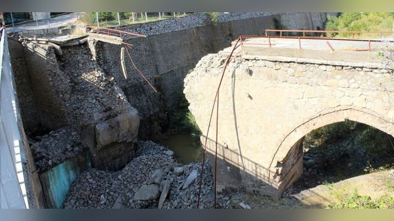 Tarihi Maden Köprüsü çöktü