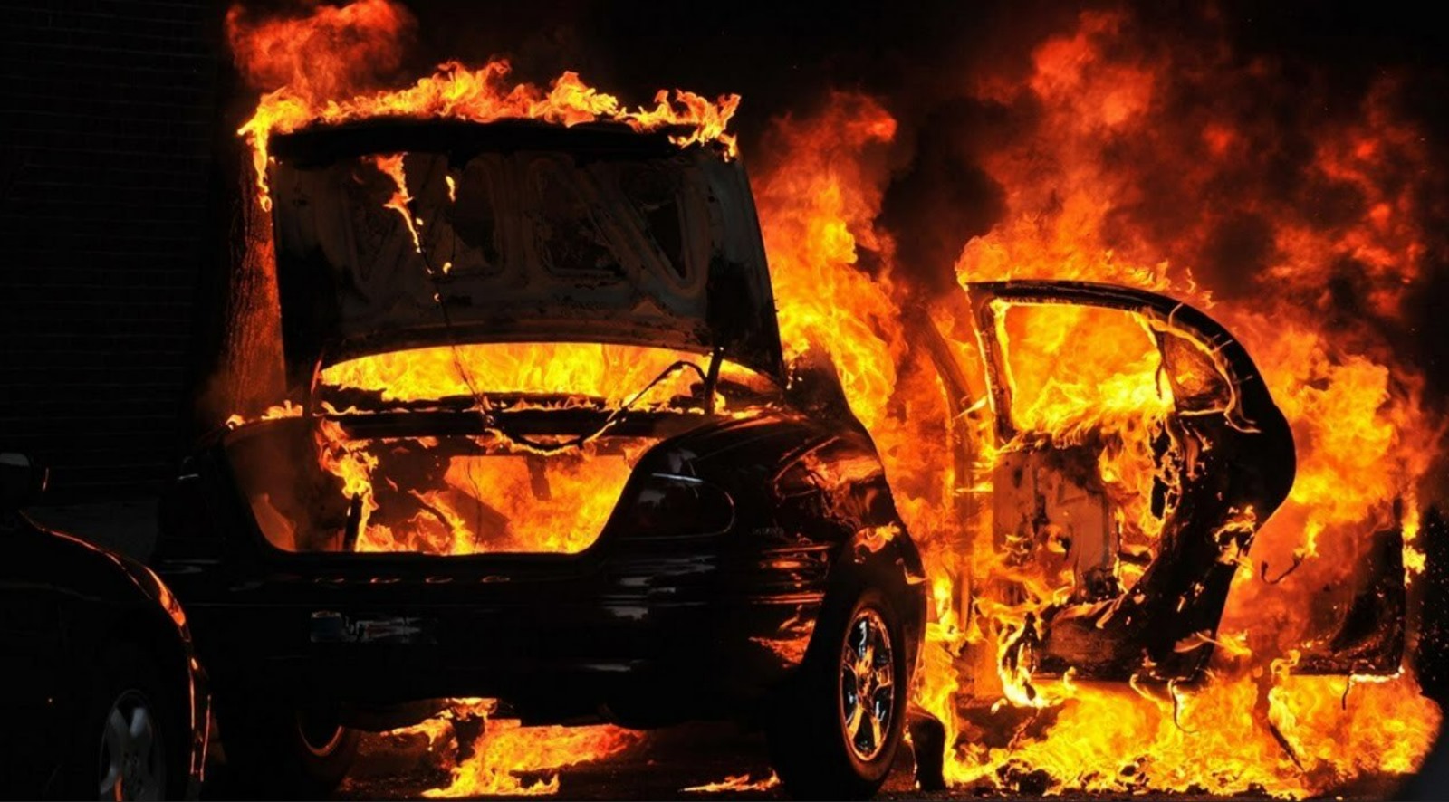 Sanayi sitesine yıldırım düştü: Meydana gelen yangında iki araç küle döndü