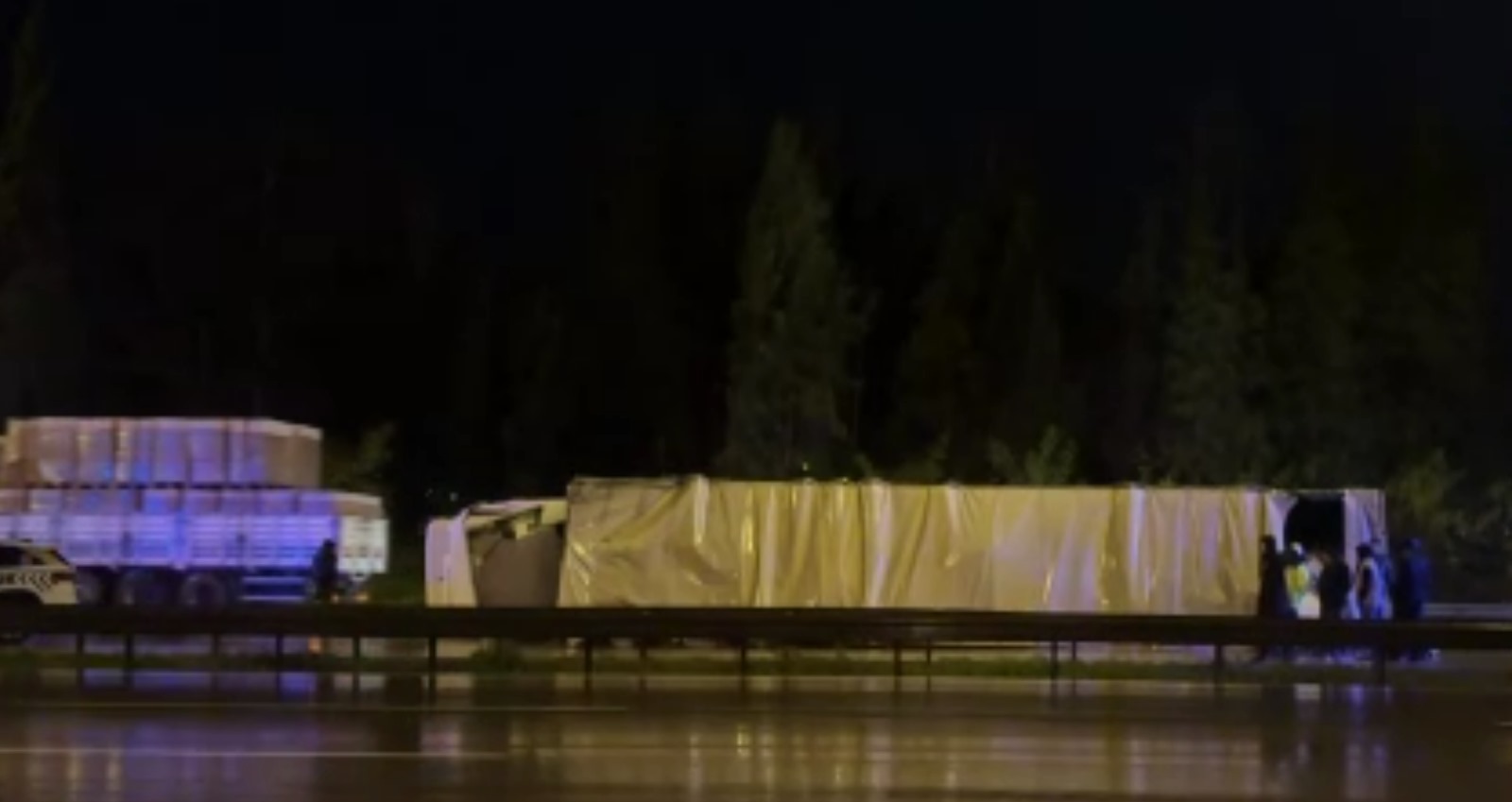 Kontrolden çıkan tır devrilince trafik aksadı