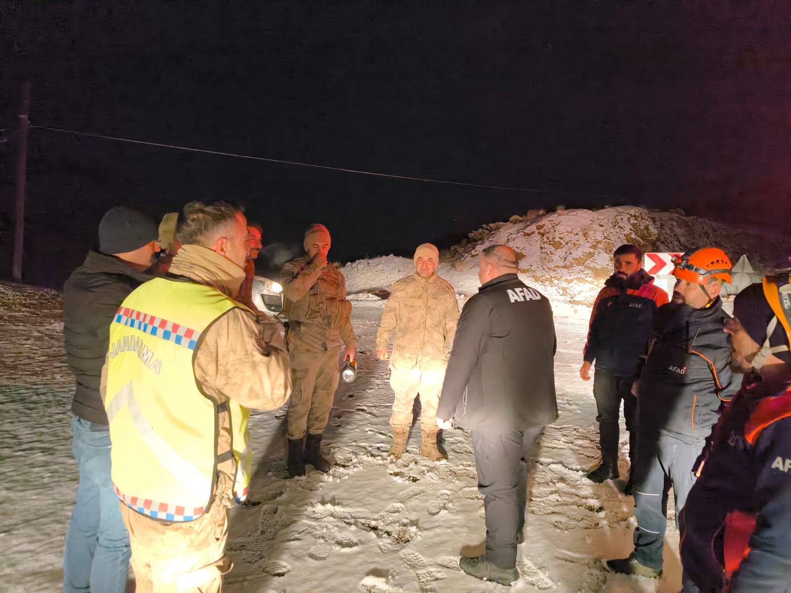 Adıyaman’da buzlanan yolda mahsur kalan 14 kişi kurtarıldı