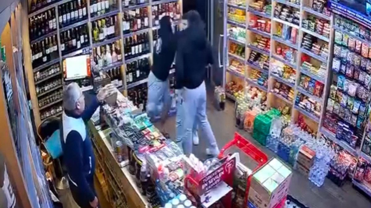 'Sahte içki sattın' diyerek dükkanı bastı, dayak yedi! Her şey anbean kamerada