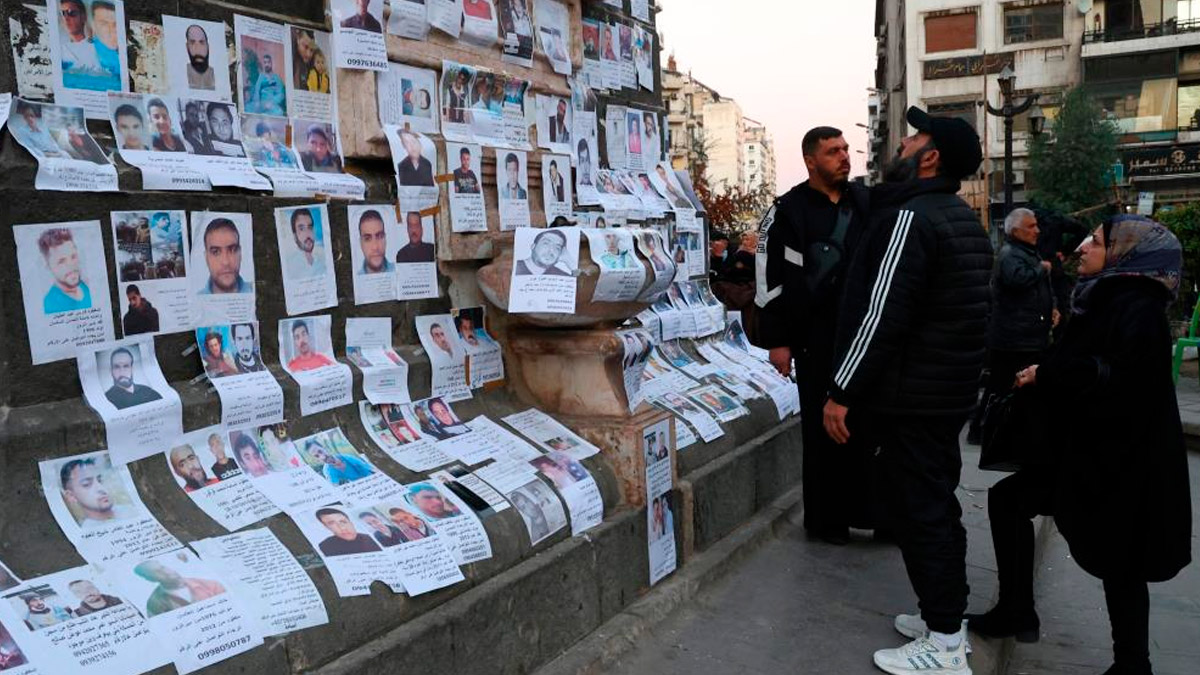 Yıllardır çaresizce yakınlarını arıyorlar! Fotoğraflarını astılar