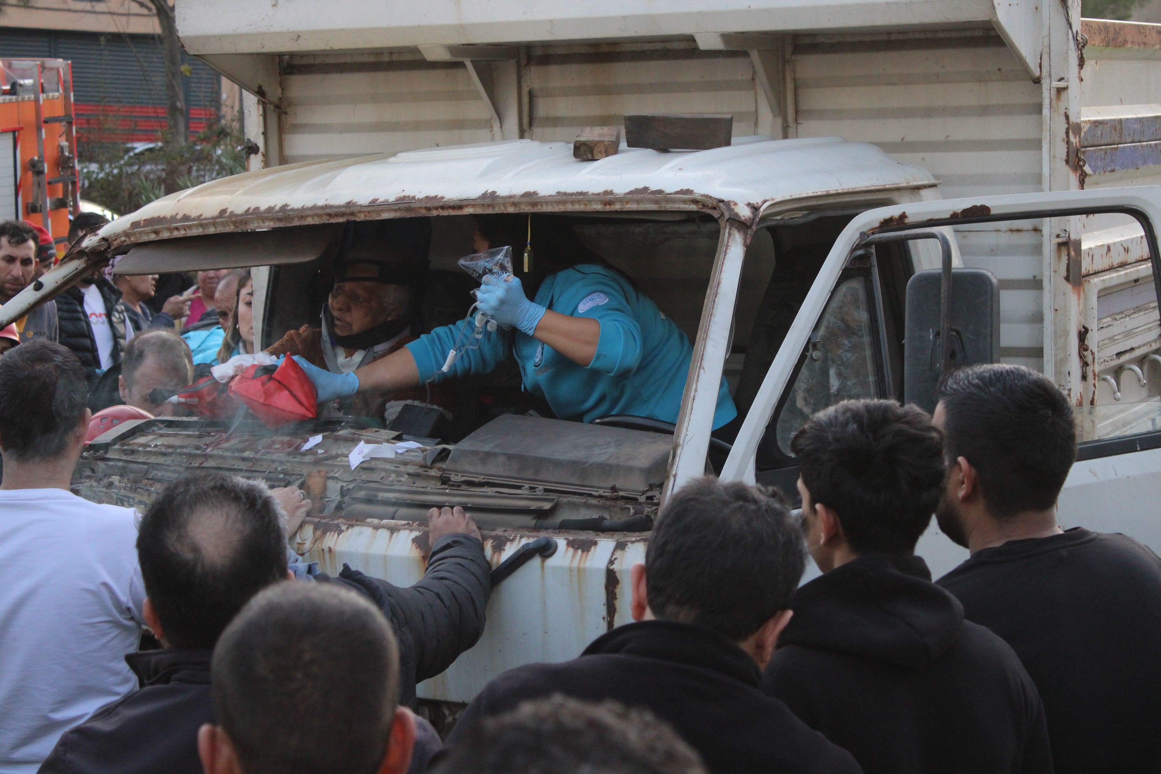 Aydın'da 2 kamyonet çarpıştı: Araçta sıkışan kadını kurtarmak için ekipler seferber oldu