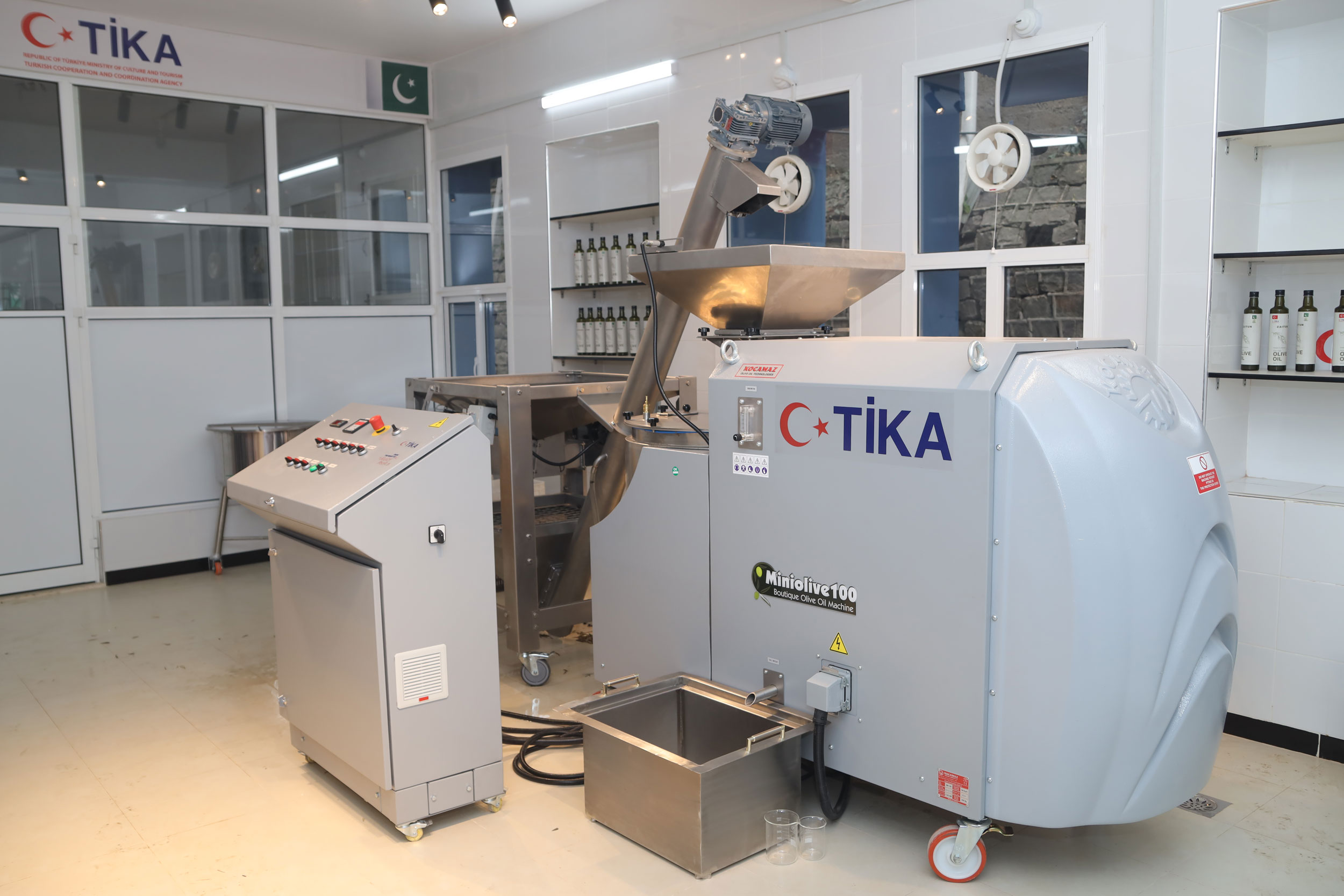 TİKA'dan bölgedeki çiftçilere destek! Pakistan'da zeytinyağı üretim ünitesi kurdu