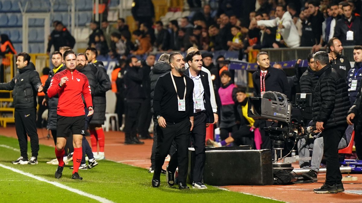 Arda Turan, kırmızı kart gördü