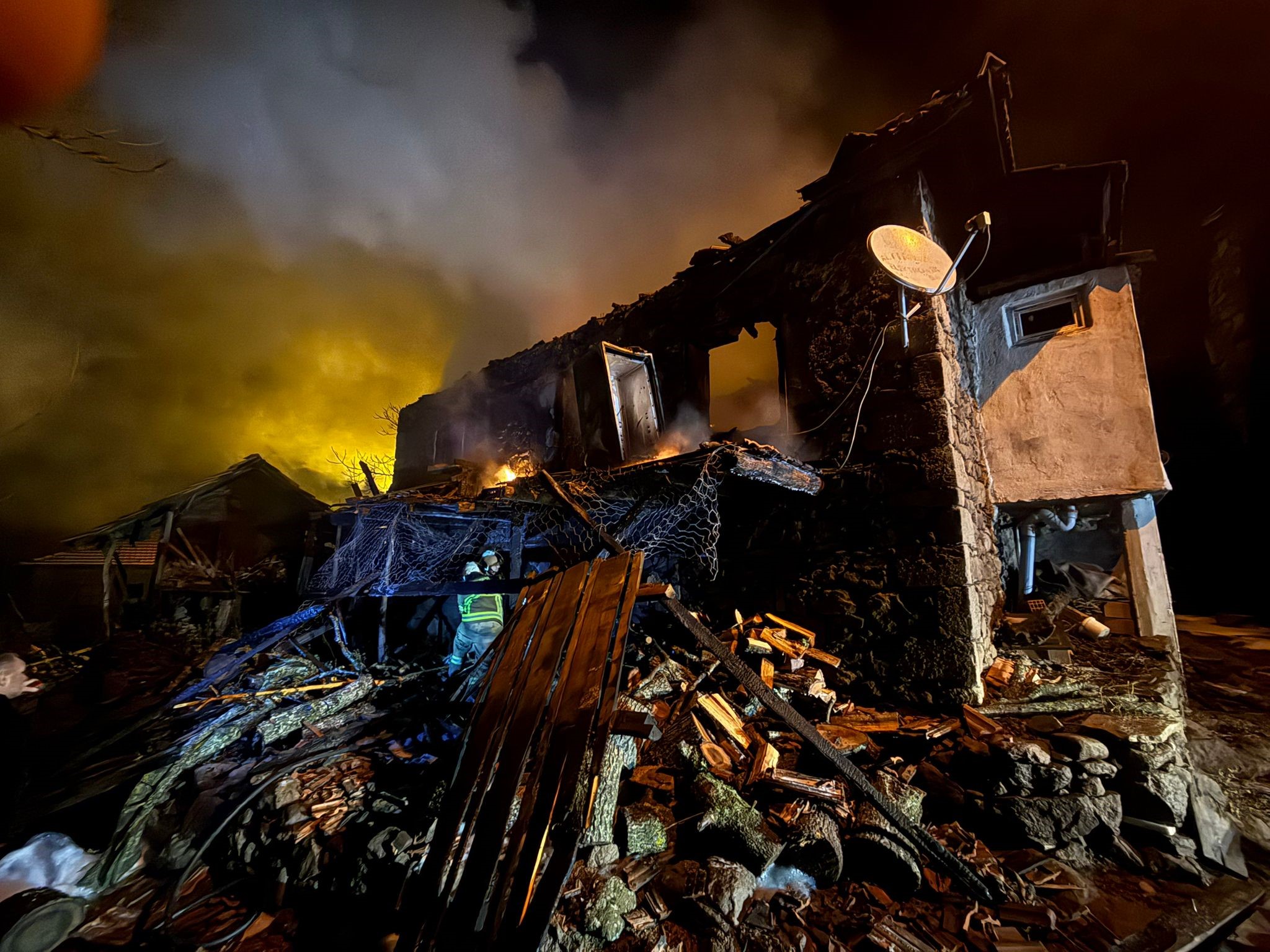 Yaşlı adam ev yangınında yaşamını yitirdi