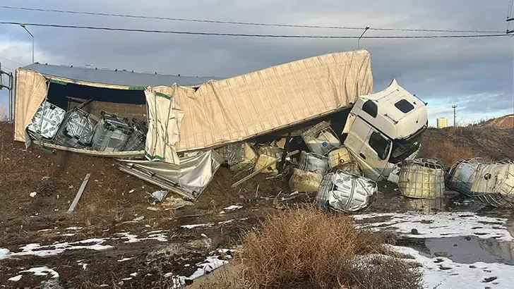 Sivas’ta buz tutan yollarda araçlar devrildi