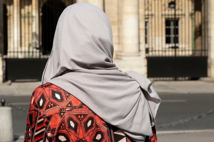 Fransa’da erkek memurla tokalaşmayan başörtülü kadın ifade vermeye zorlandı