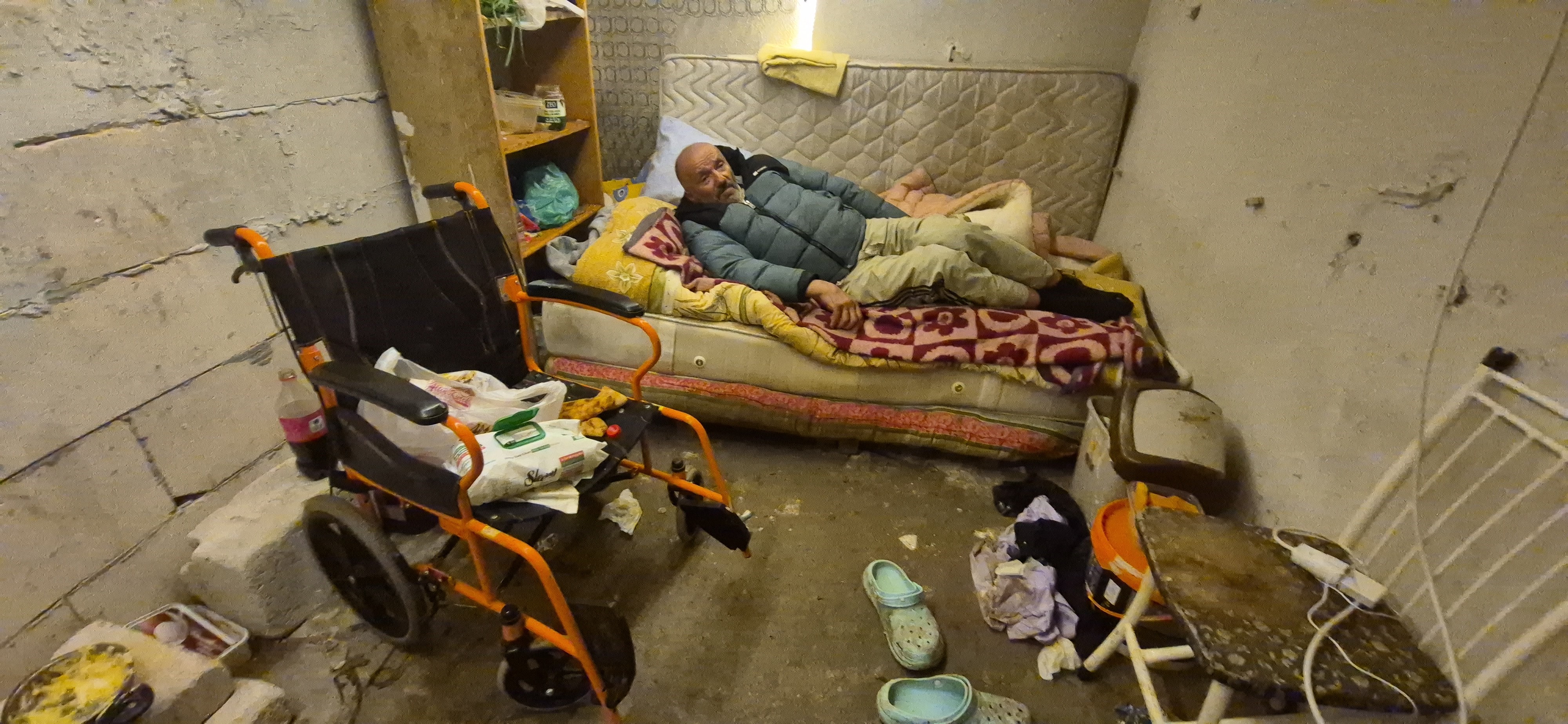 Atak geçiren parkinson hastasının yardımına gece bekçileri koştu