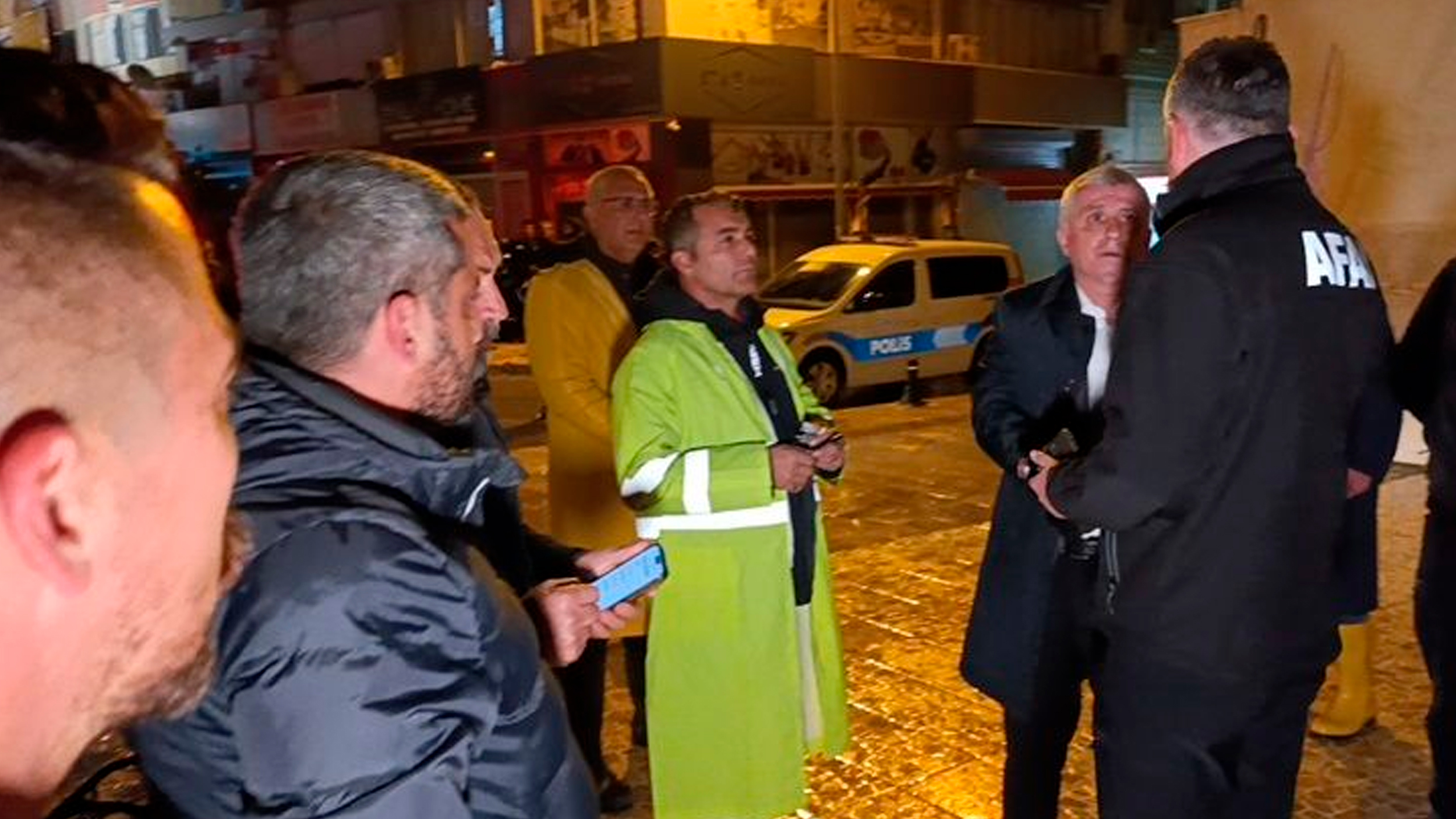 Antalya'da toprak kayması! Bina duvarı çöktü