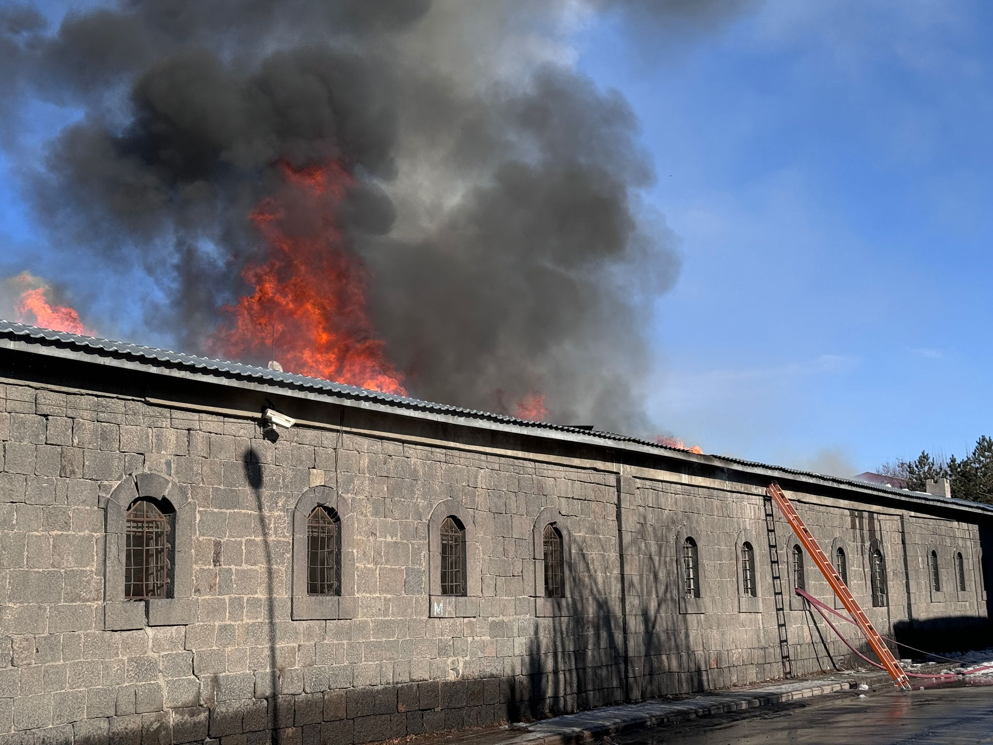 Erzurum'da tarihi Taş Ambarlar'da yangın!