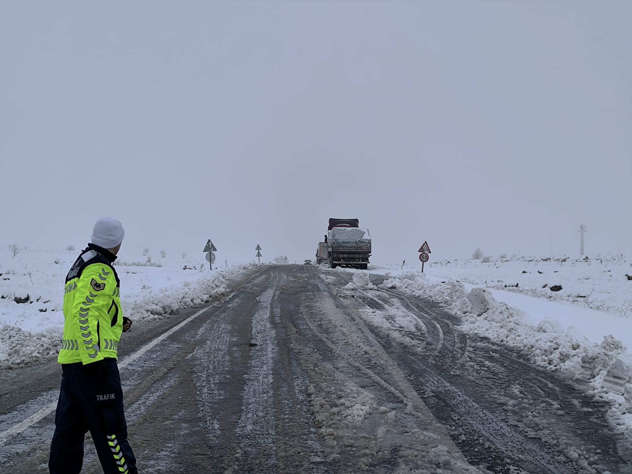 Afyonkarahisar'da karla mücadele devam ediyor