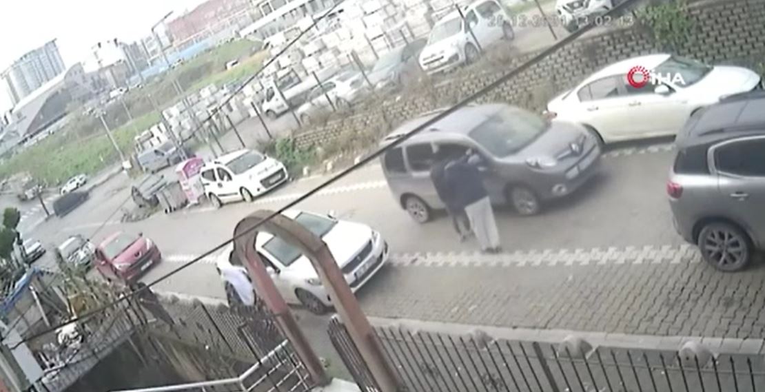 Esenyurt'ta silahlı saldırı! 21 yaşındaki genç husumetlileri tarafından vuruldu