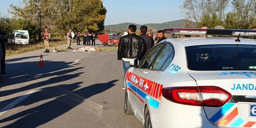 Servis minibüsü otomobille çarpıştı