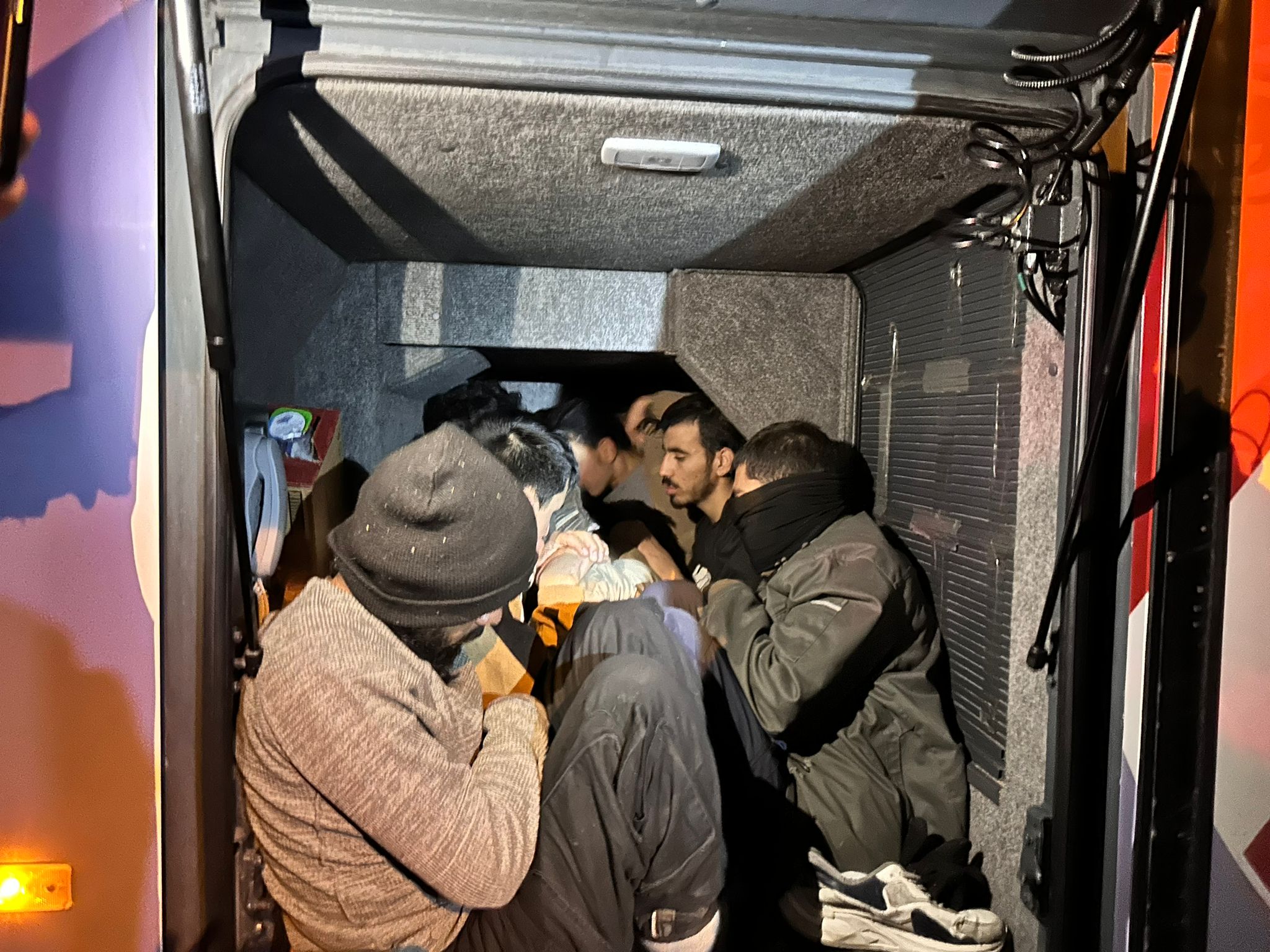 Amasya'da kaçak göçmen operasyonu! Yolcu otobüsünün yatak kısmında 9 kişi yakalandı