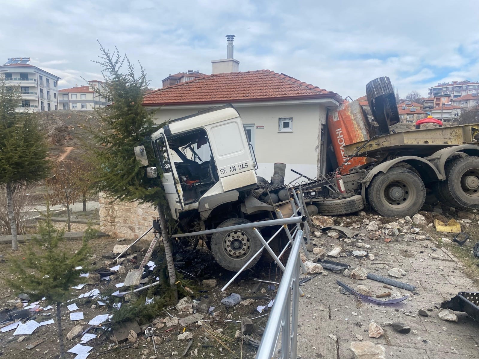 Yozgat'ta tır kamu binasına çarptı: 2 kişi yaralı