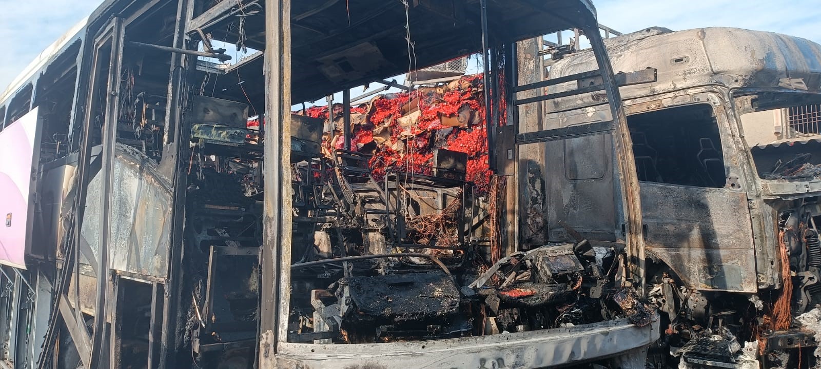 Park halindeki otobüs ve tır yandı