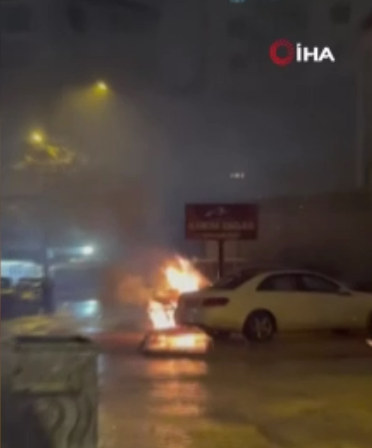 Park halindeki araç alev alev yandı