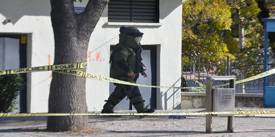 Kaldırımdaki oyuncak ayı, fünyeyle patlatıldı