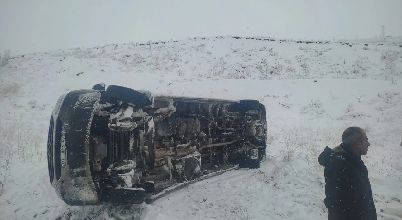 Van-Yüksekova karayolunda kaza! Yoldan çıkan minibüs devrildi