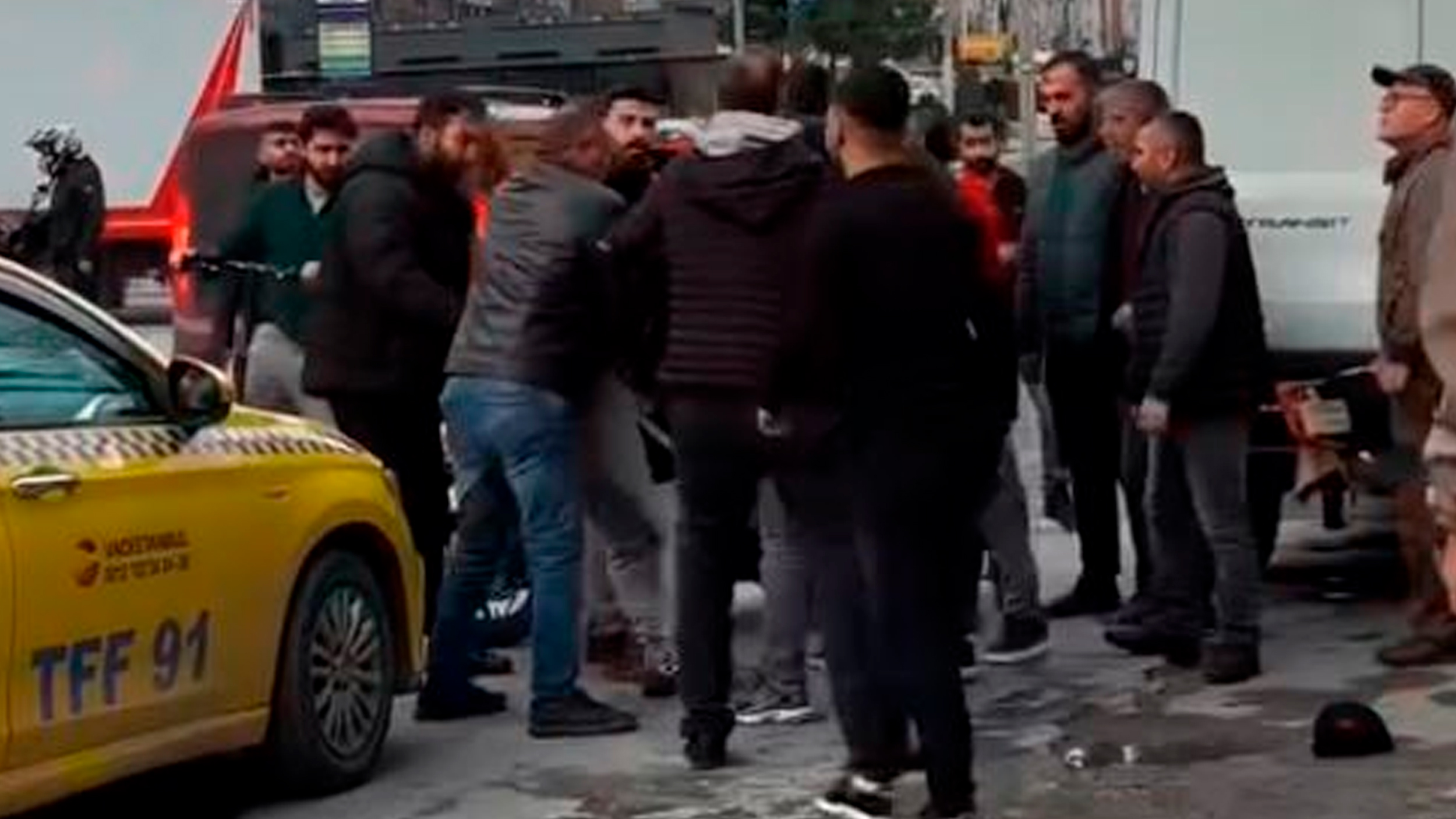 Zeytinburnu'nda hırsızlık olayı! Telefonuyla konuşuyordu o anda olanlar oldu