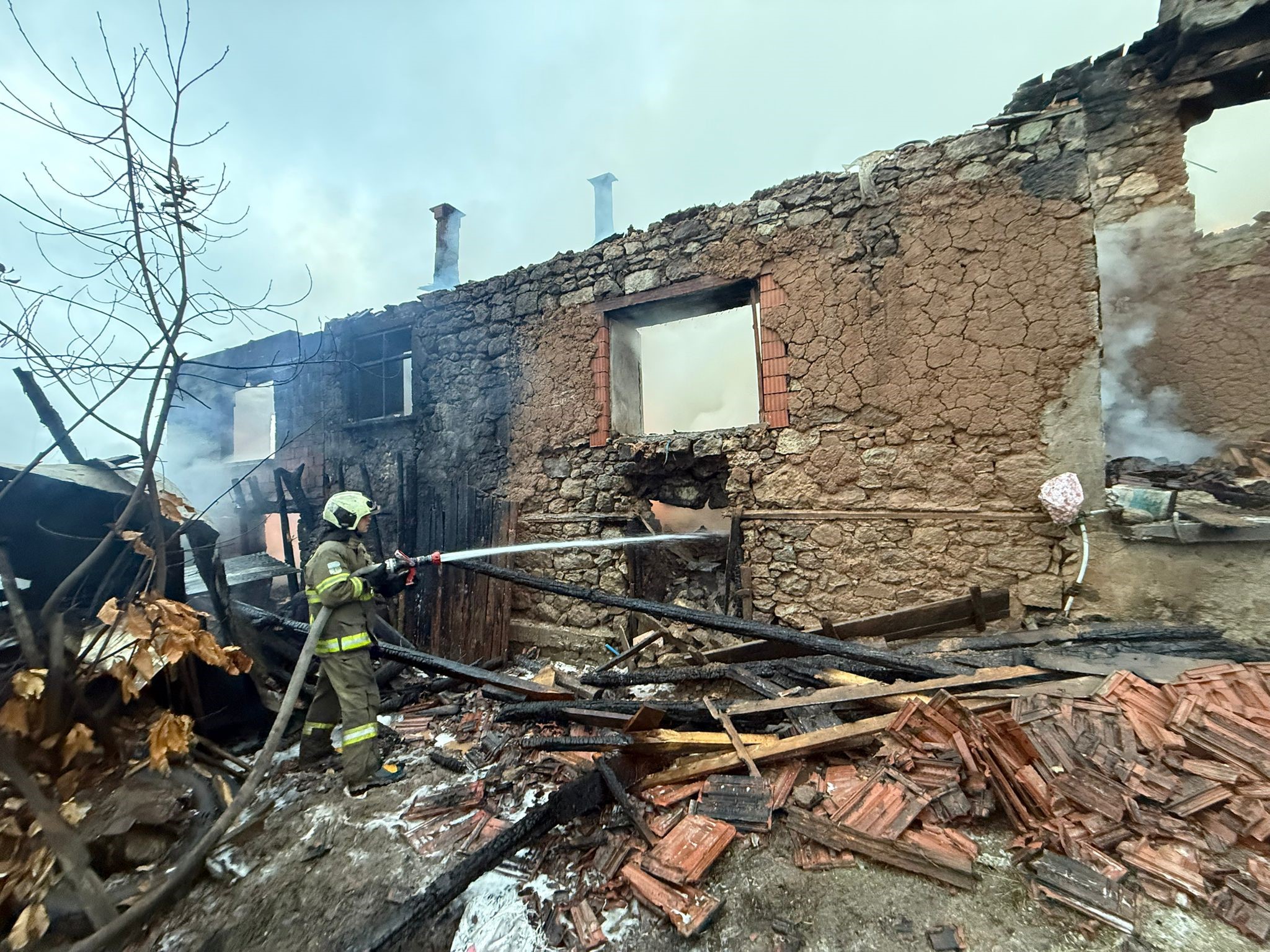 Balıkesir’de dört köy evi küle döndü