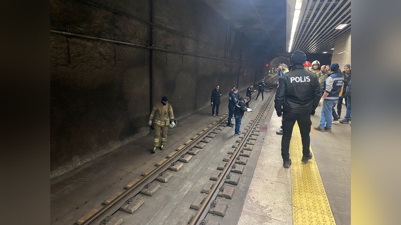 Marmaray'da tren aylarına atlayan şahıs yaşamını yitirdi