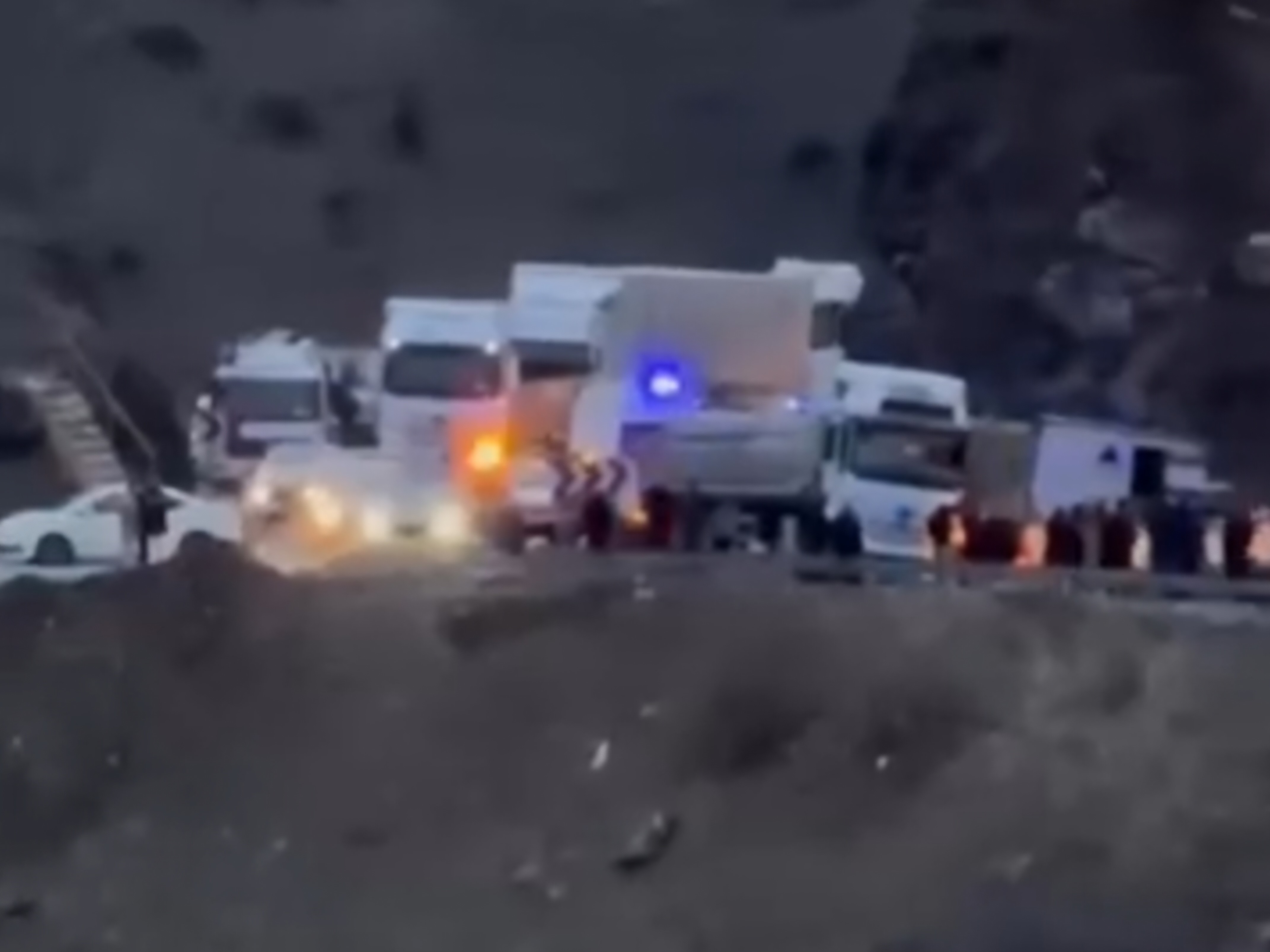 Siirt'te tır devrildi! 3 kişi yaralı