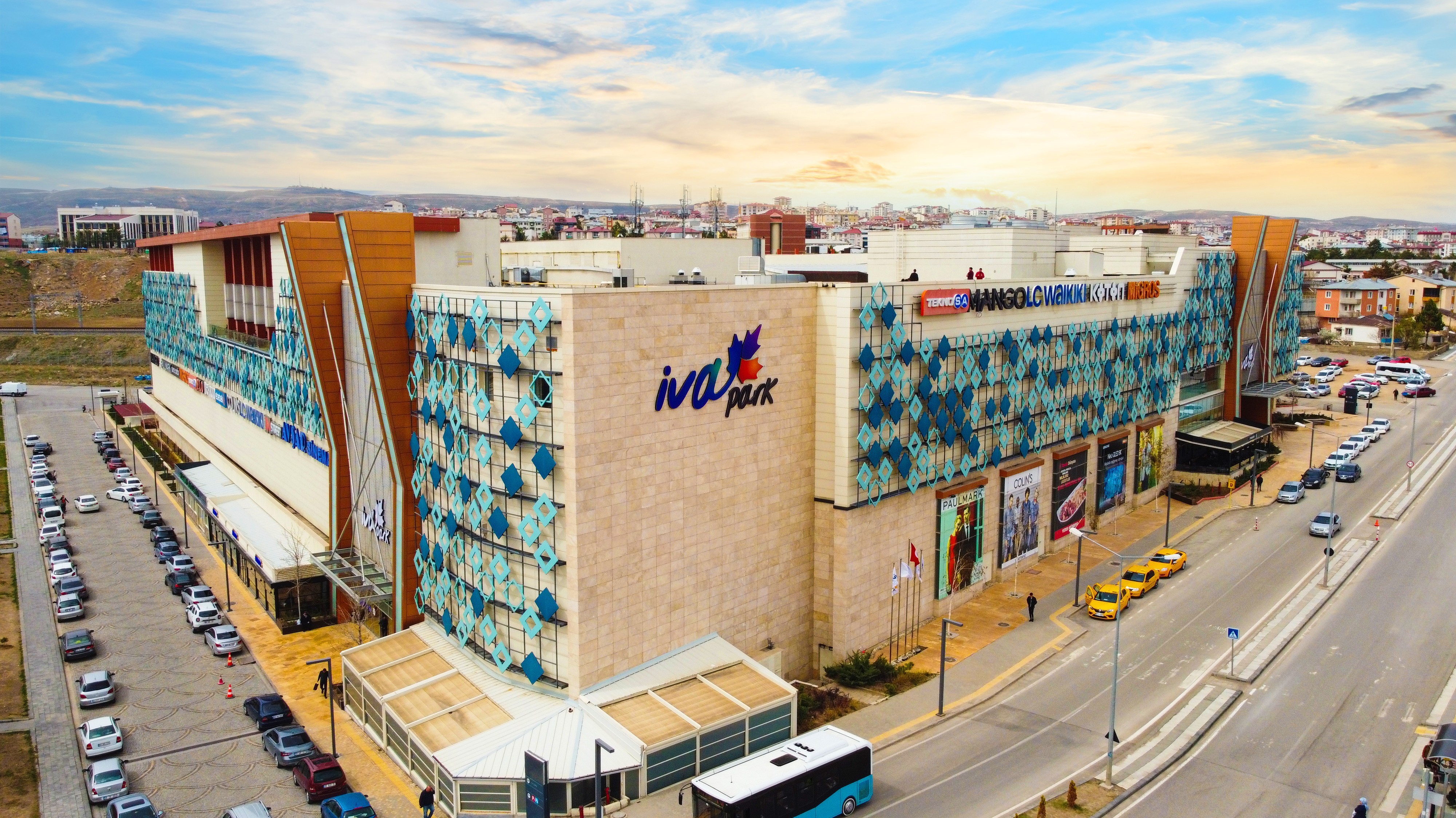 Eski eşini bıçaklayıp teslim oldu