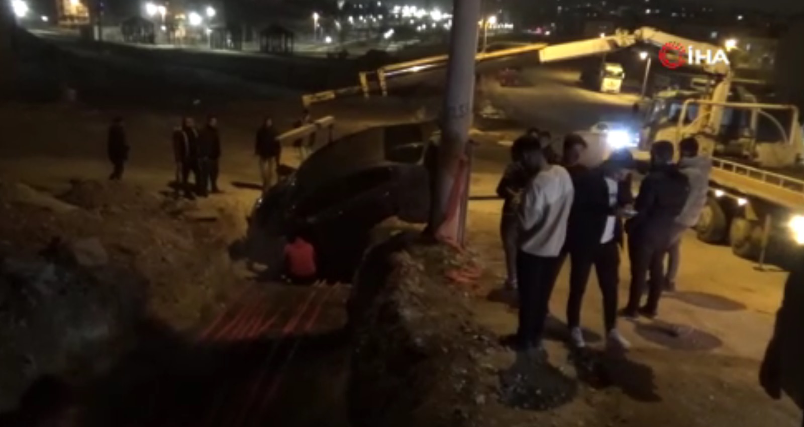 Çukura düşen otomobil vinç yardımıyla çıkarıldı