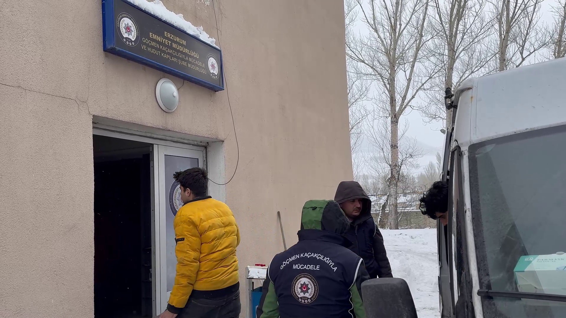 Erzurum'da kaçak göçmen operasyonu! Kamyonetin kasasına gizlenmiş 9 kişi yakalandı