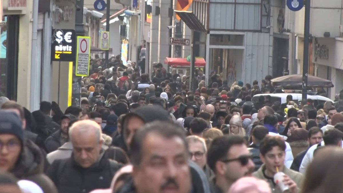 Yeni yıla saatler kala İstiklal Caddesi'nde insan seli