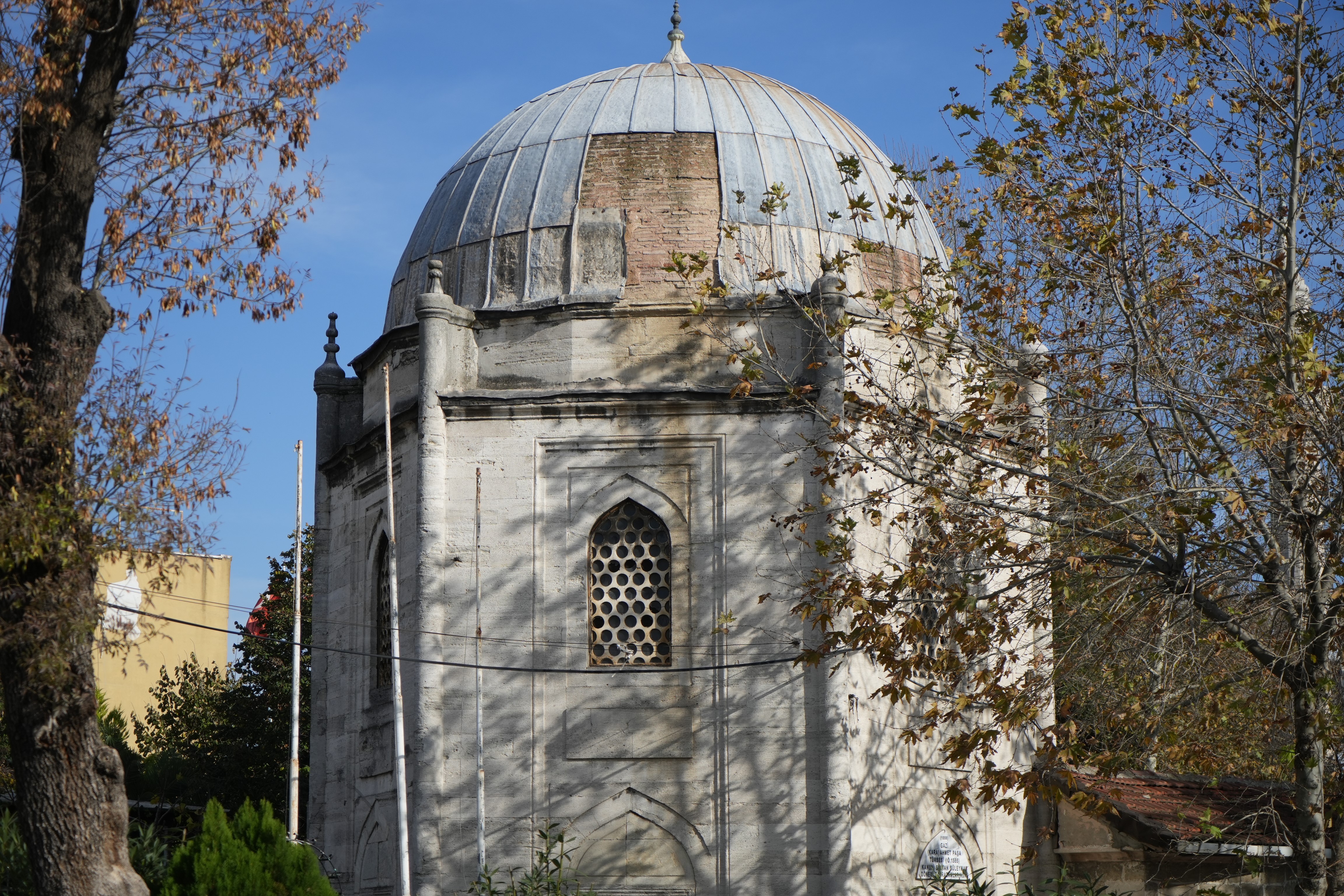 Mimar Sinan'ın eseri Gazi Kara Ahmet Paşa Külliyesi bakımsızlıktan kurşunları döküldü