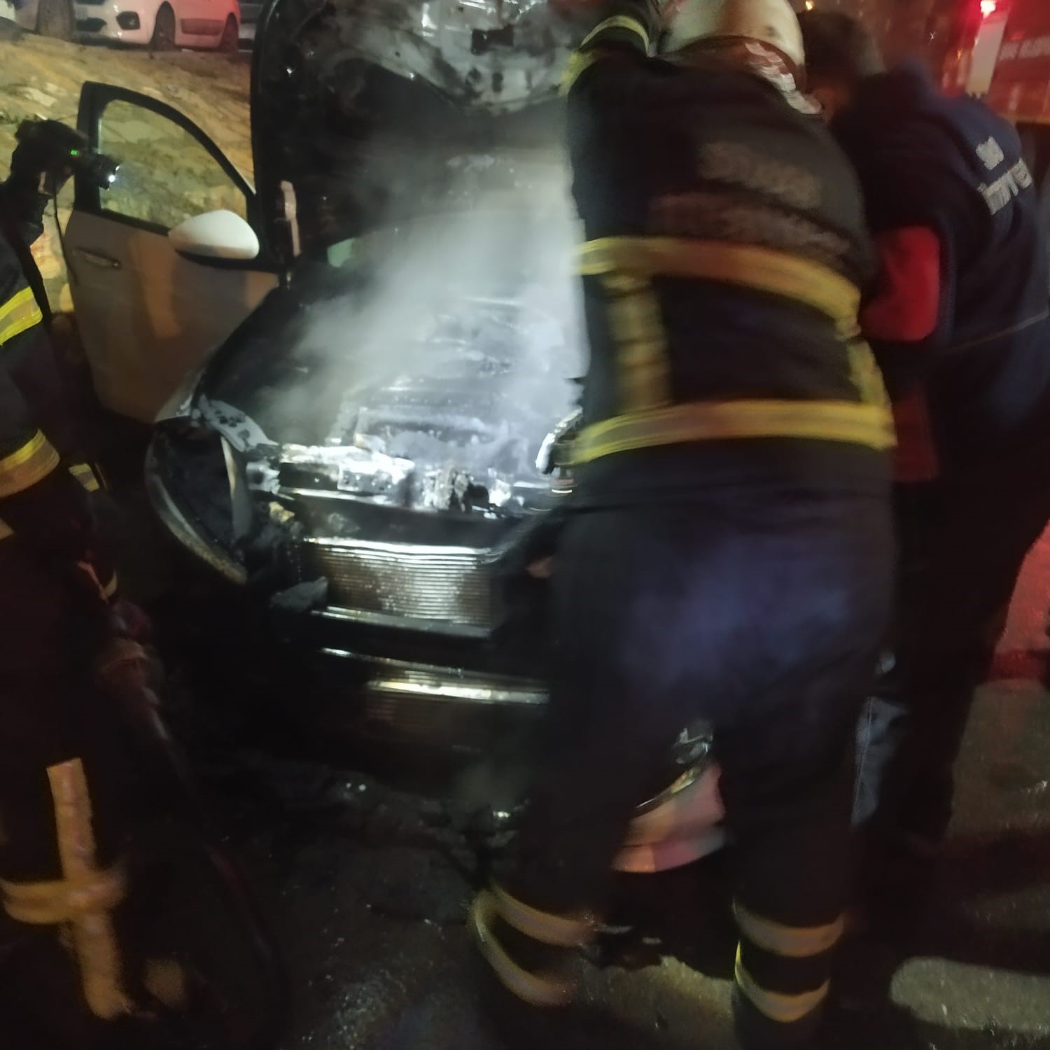 Seyir halindeyken yanan otomobil kullanılamaz hale geldi