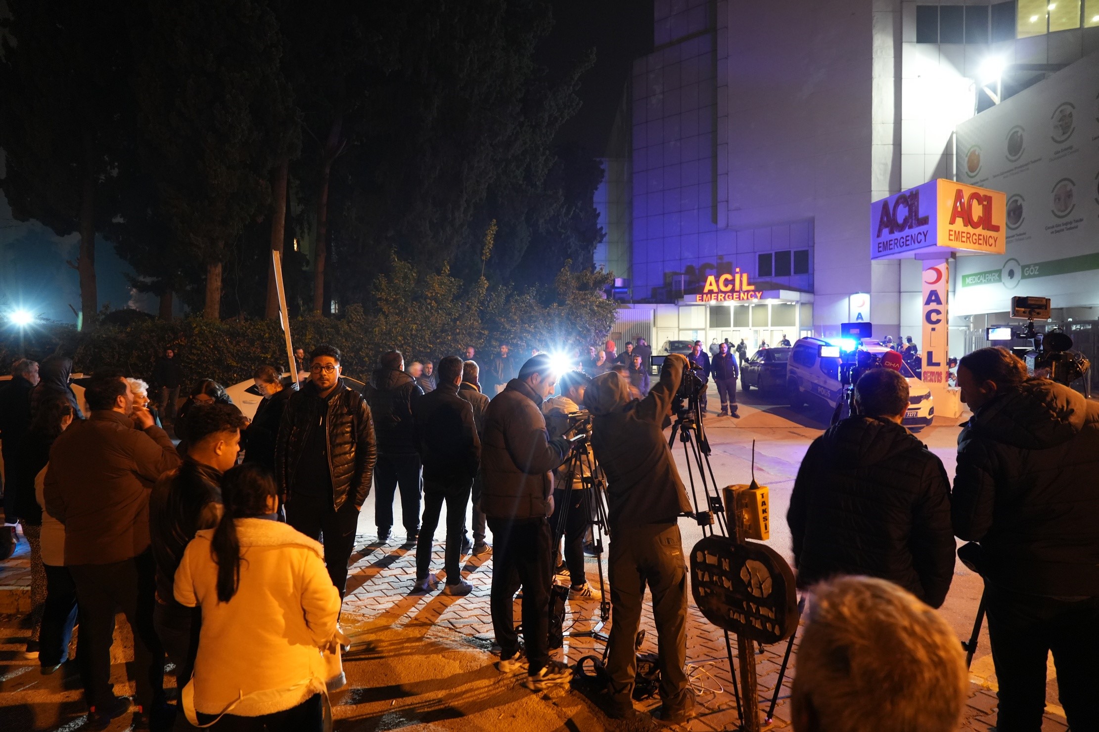 Ferdi Tayfur'un sevenleri dua edip gözyaşlarına boğuldu