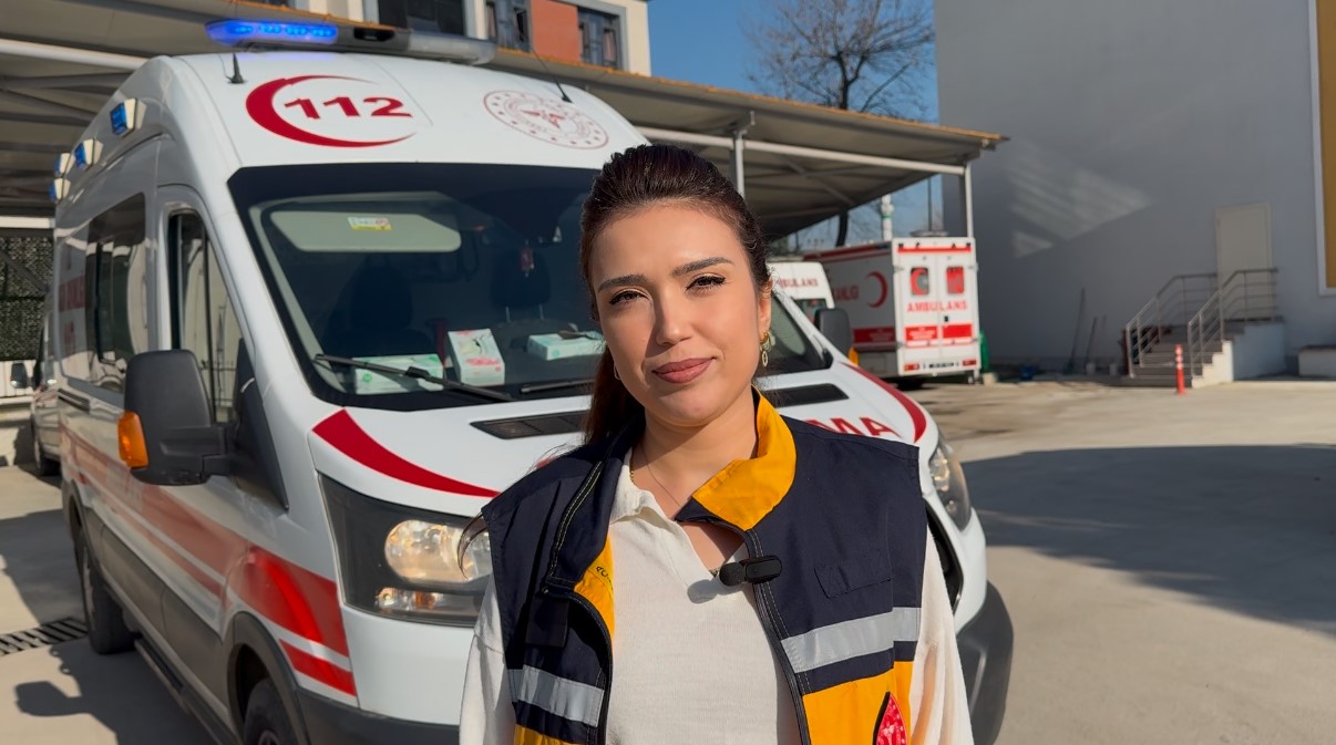 Düzce’de ambulans personeli İğneden korkan çocuğu bakın nasıl ikna etti