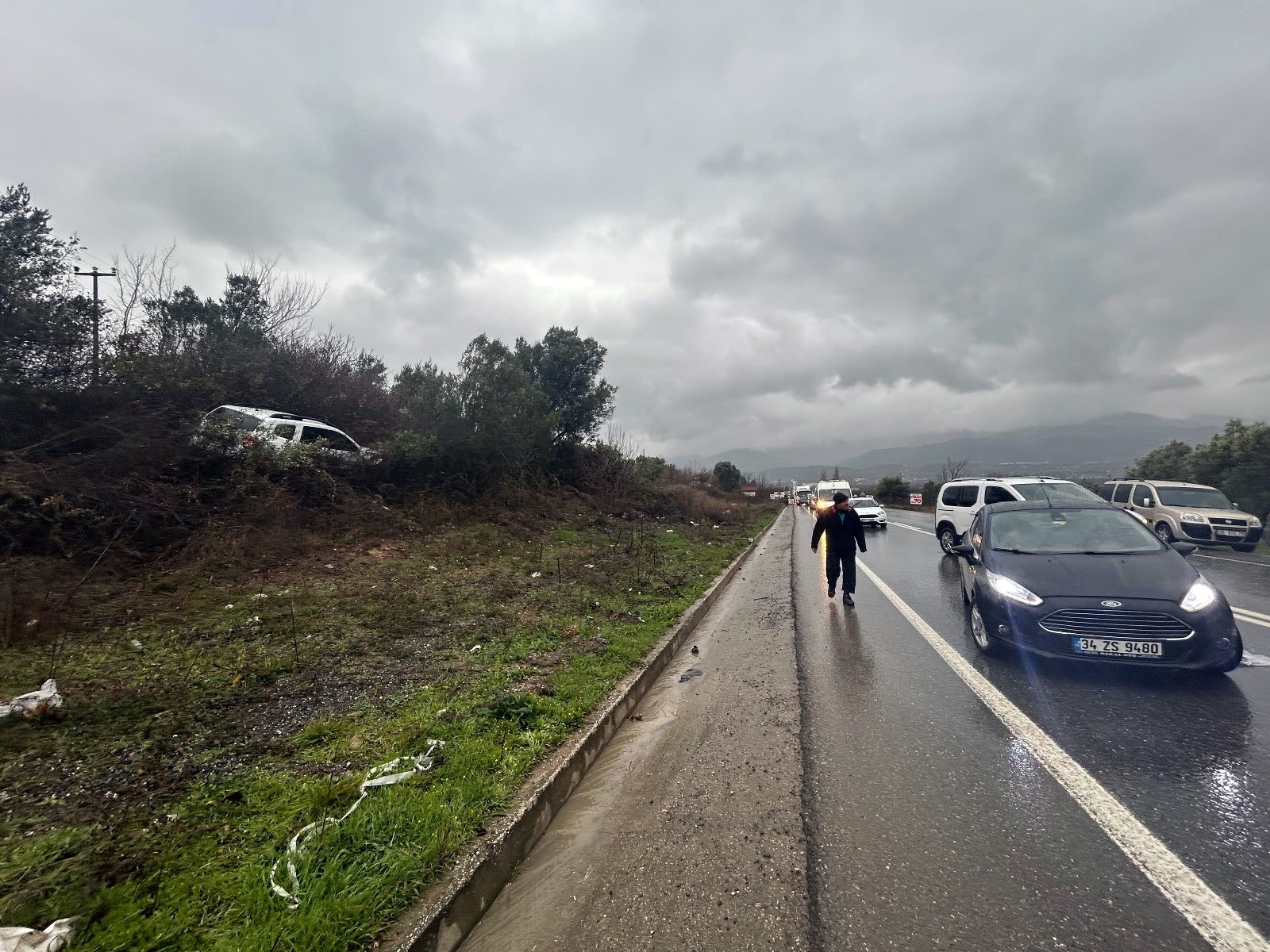 Otomobile çarpmamak için manevra yaptı: Yola savrularak yaralandı