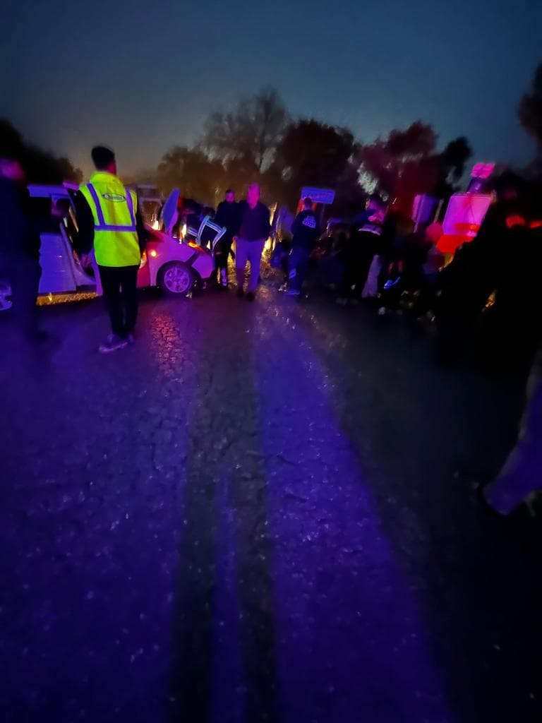 İki araç çarpıştı sürücü araçta sıkıştı