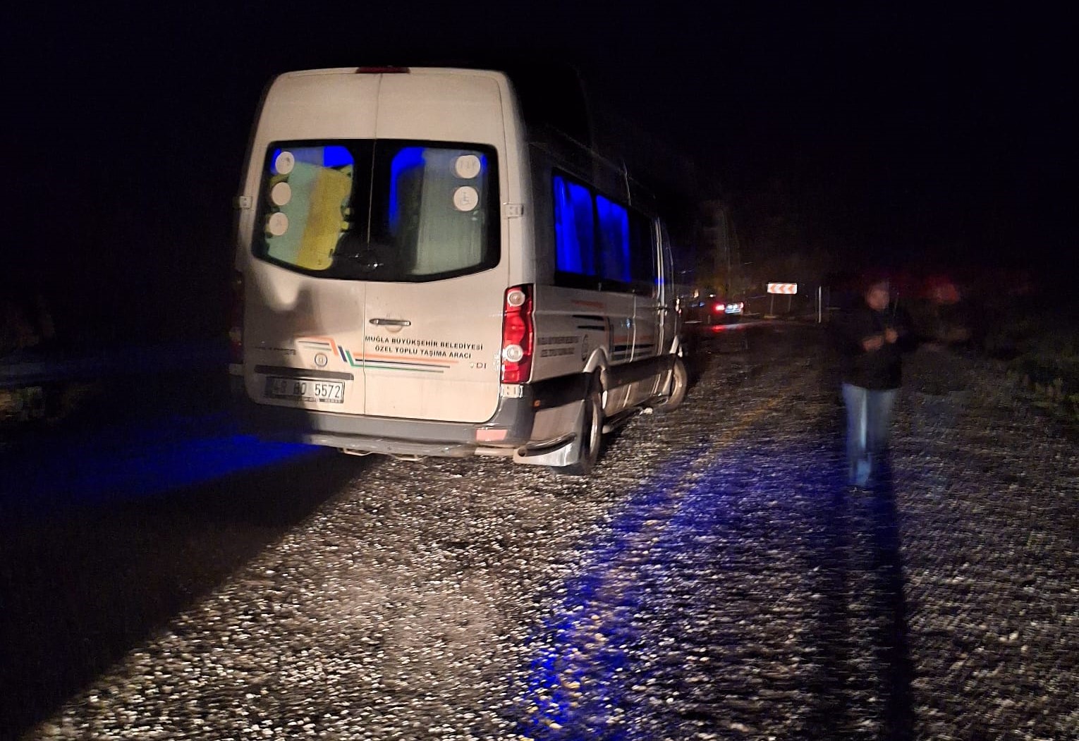 Marmaris'te toprak kayması nedeniyle araçlar yolda mahsur kaldı