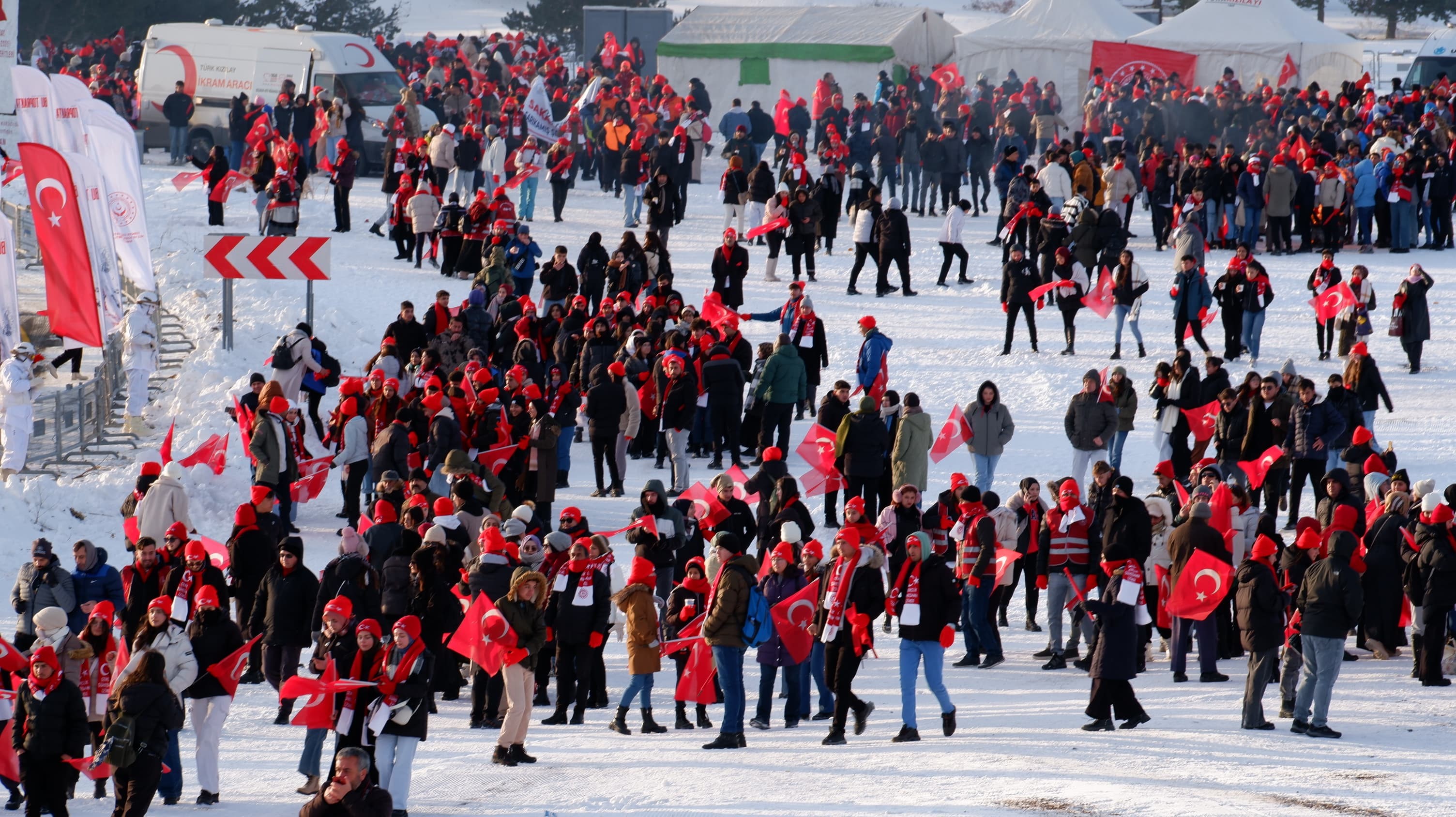 Sarıkamış'ta eksi 15 derecede binlerce kişi şehitler için yürüdü
