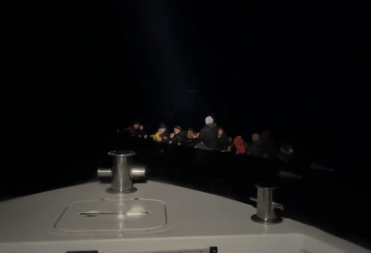 Çanakkale'de insanlık operasyonu: 13'ü çocuk 26 kaçak göçmen kurtarıldı