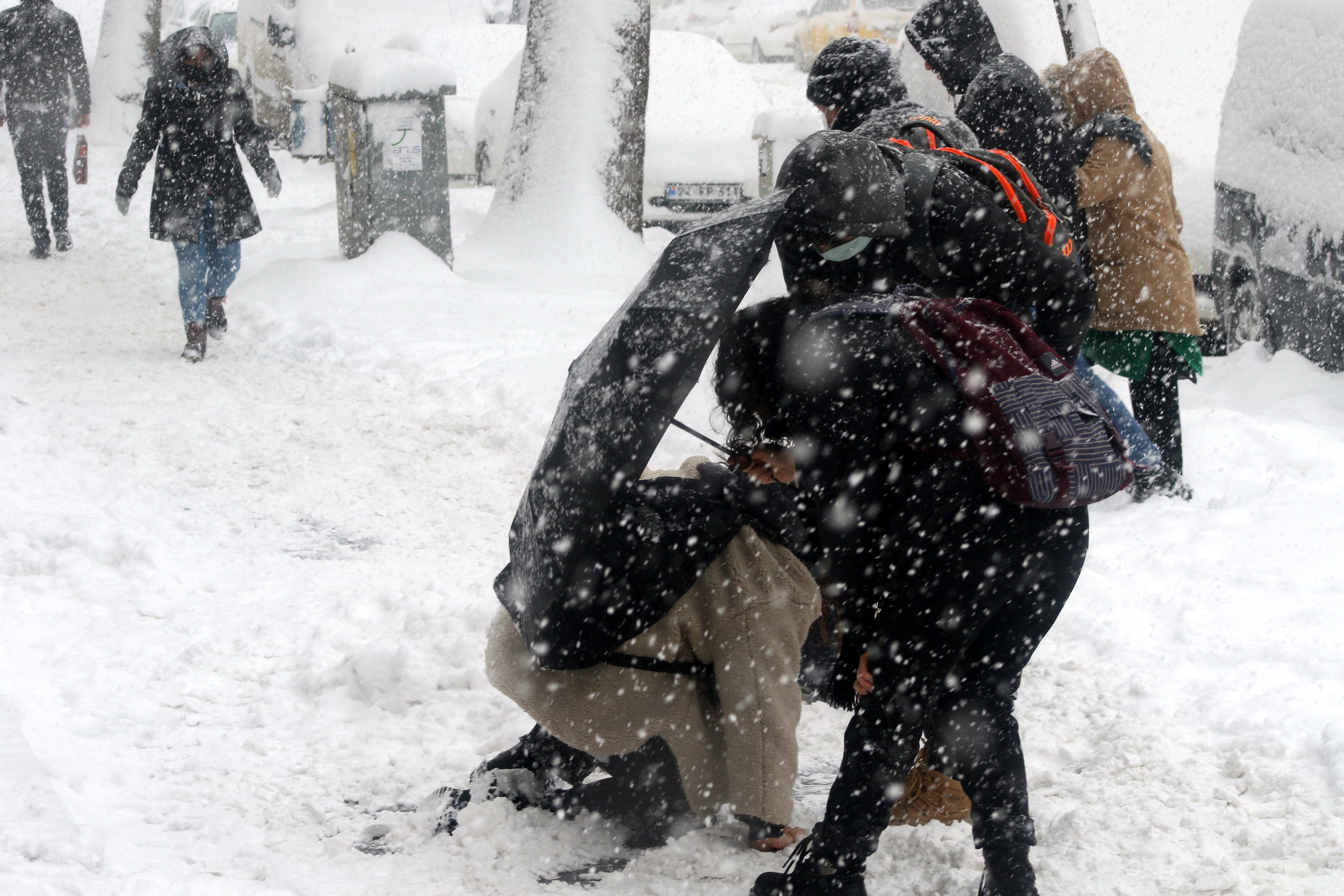 Buzlu yolda düşmemek için ‘penguen yürüyüşü’ önerisi