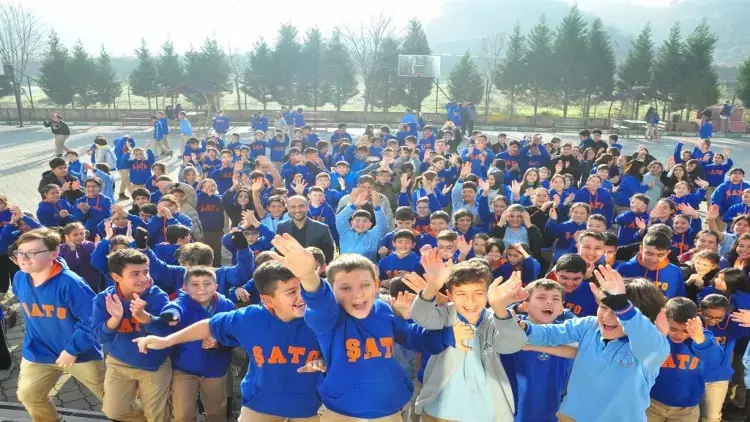 Okul radyosunda Ferdi Tayfur'un şarkıları çalındı, öğrenciler eşlik etti