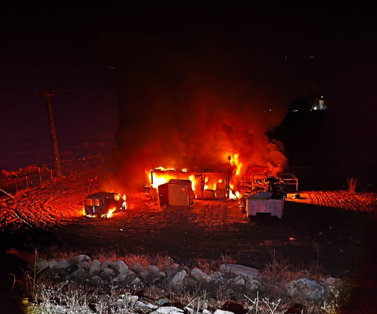 Batman'da boş baraka ve araba yandı