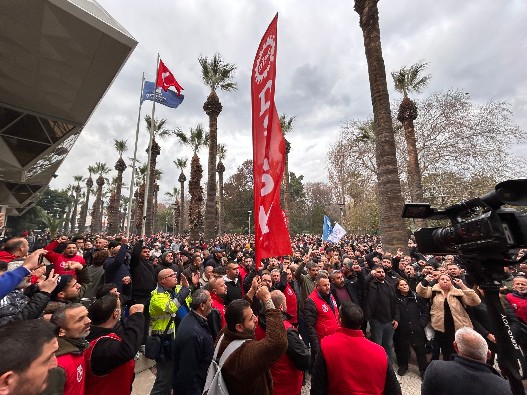 İzmir Büyükşehir Belediyesi'nde maaşları kesintiye uğrayan işçiler eylem yaptı