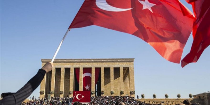 Anıtkabir'e ziyaretçi akını