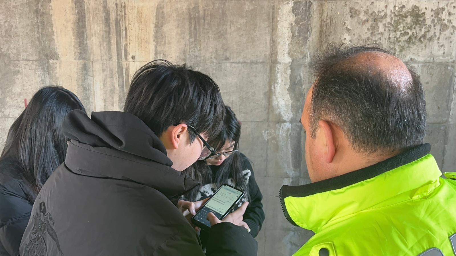 Nevşehir'de ilginç anlar! Kaza yapan turist çeviri uygulamasıyla anlaşabildi