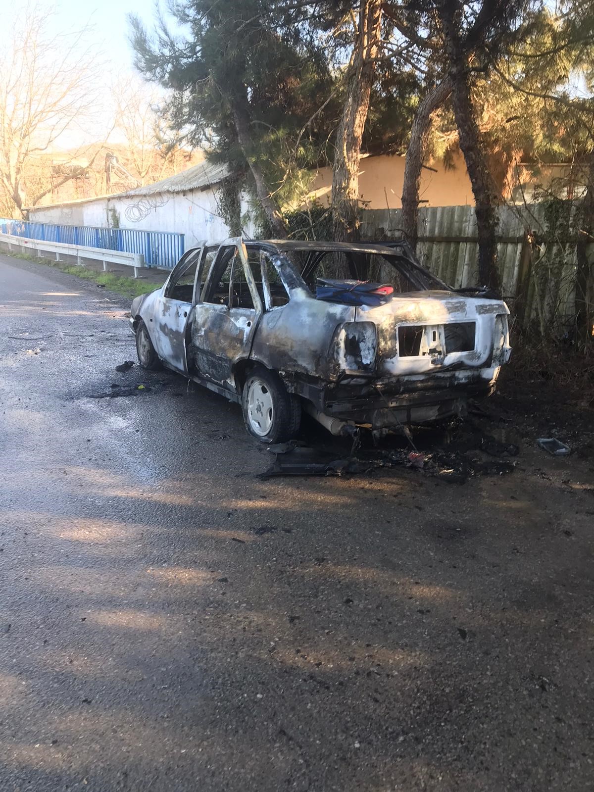 Park ettiği araç alev topuna döndü, kendini son anda kurtardı