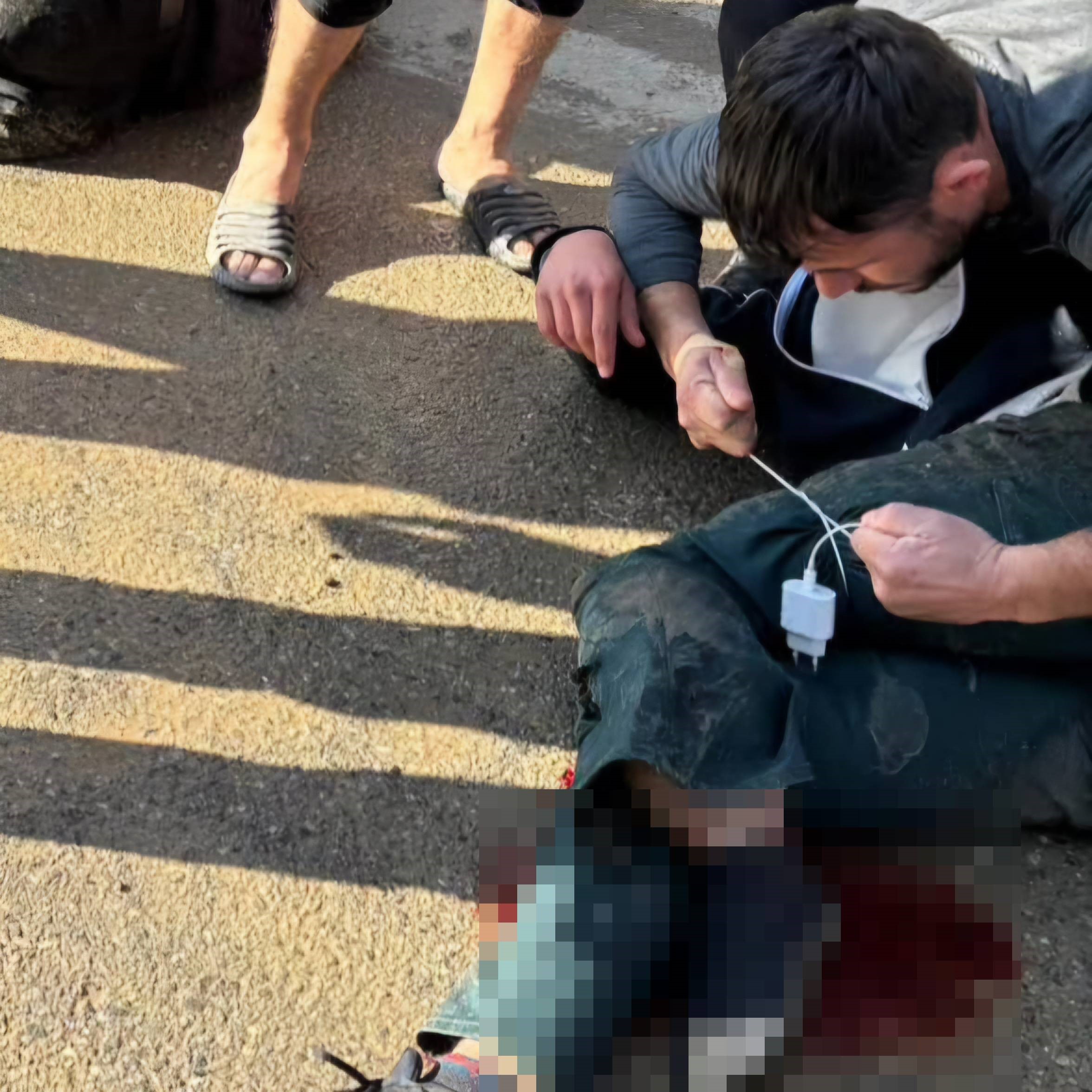 Siirt'te meydana gelen kazada yaralıya şarj kablosuyla turnike yapıldı